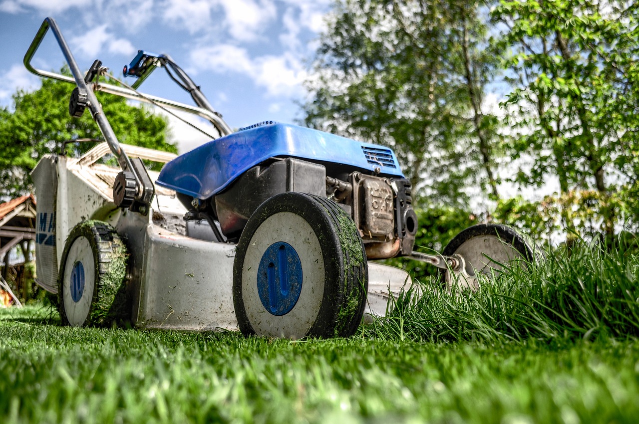 Maîtriser la tonte de pelouse pour un jardin impeccable