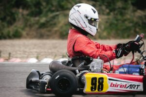 une personne conduisant un kart