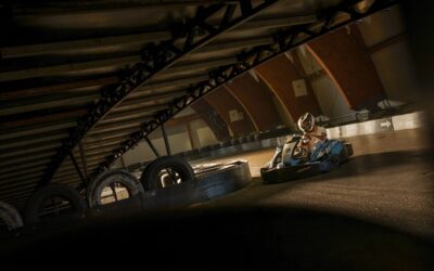 une personne conduisant un kart sur une piste