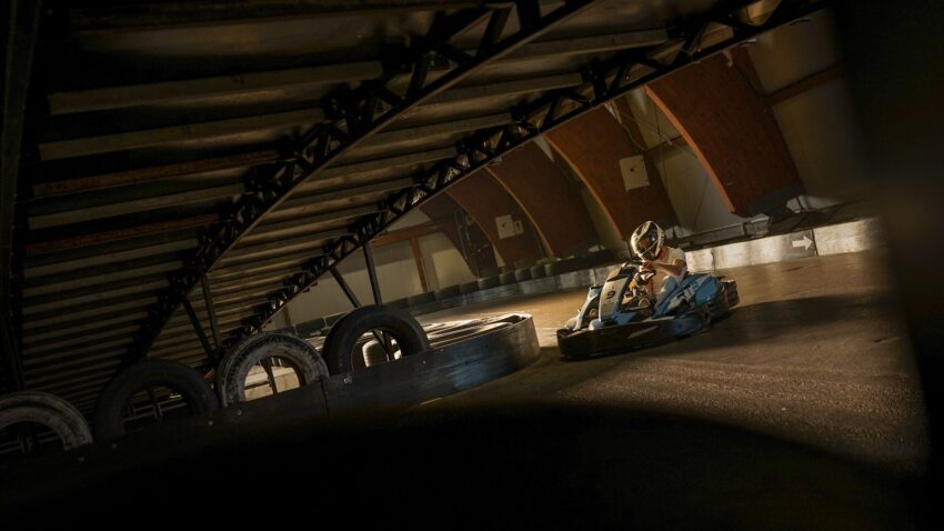 une personne conduisant un kart sur une piste
