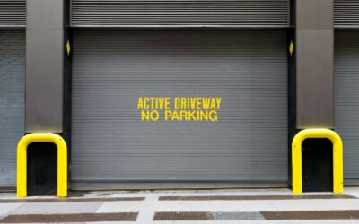 panneau d'avertissement jaune et noir sol mouillé
